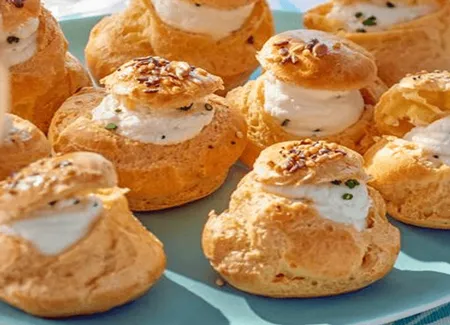 Profiteroles de chèvre frais à la vinaigrette du soleil