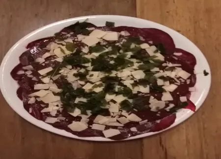 Carpaccio de betterave crue, parmesan et basilic
