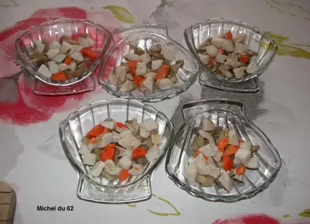 Coquilles saint-jacques gratinées avec fondue de carottes et poireaux