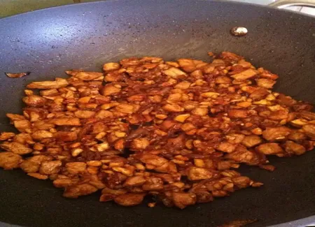 Porc au caramel et aux noix de cajou