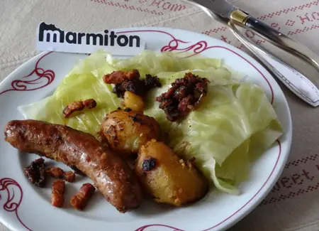 Potée de chou vert à la saucisse et à la fondue d'oignons