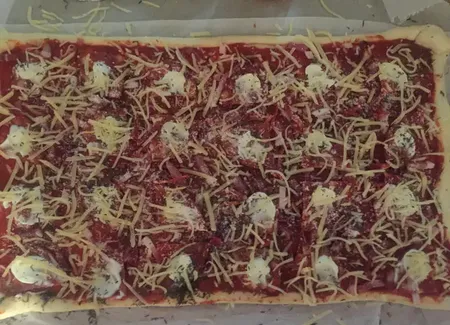 Pizza au chorizo et jambon cru