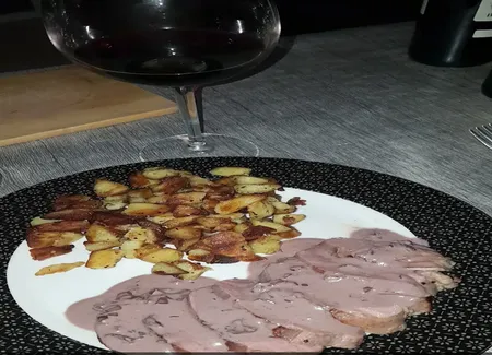 Magret de canard aux échalotes, sauce au vin