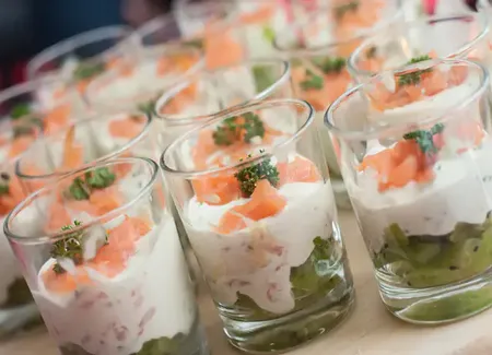 Verrines bicolores kiwi-saumon