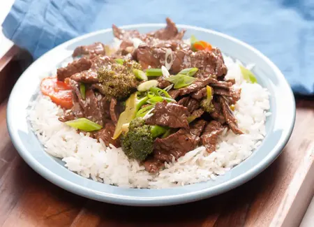 Sauté de boeuf 5 épices aux oignons