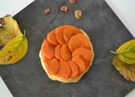 Tartelettes aux carottes avec une vinaigrette aigre-douce aux carottes et des girolles