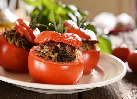 Tomates farcies à l'agneau confit