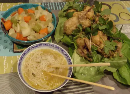 Cailles en tempura, soupe de nouilles et légumes au bouillon