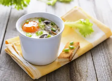 Oeufs cocotte aux cèpes et aux champignons de paris