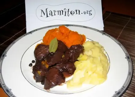 Civet de cerf sauce poivrade