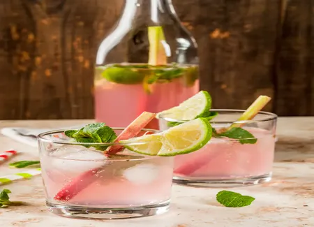 Eau de rhubarbe