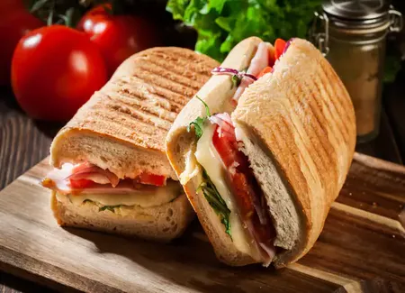 Panini selles-sur-cher, oignon rouge, tomate, salade