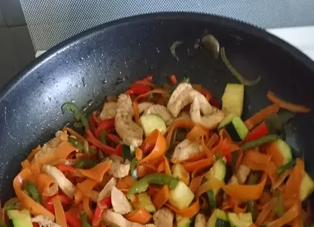 Aiguillettes de poulet aux légumes