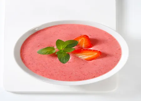 Soupe de fraises au thé vert à la menthe