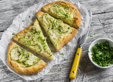 Pizza courgette oignon crème feta