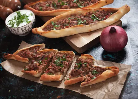 Pizza turque à la viande hachée