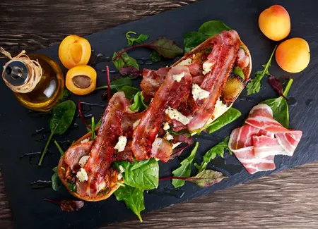 Ciabatta bruschetta aux abricots et au lard caramélisé