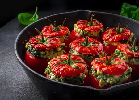 Tomates farcies épinards, feta, ciboulette, basilic