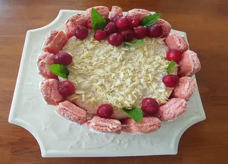 Charlotte au kirsch, à la ricotta et aux cerises