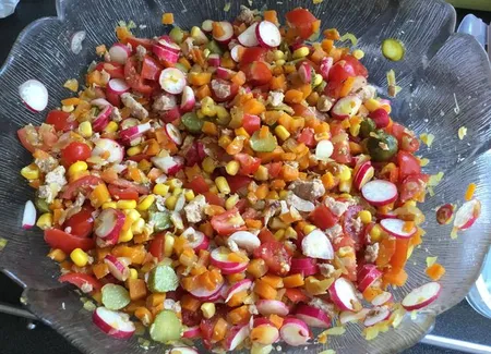 Salade merveilleuse aux légumes et au thon