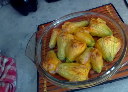Fleurs de courgettes farcies au riz et au jambon