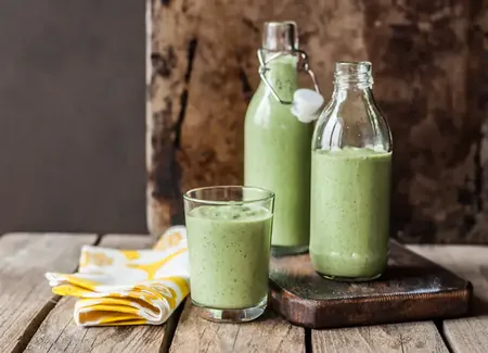 Soupe froide de courgettes à la menthe et chèvre frais