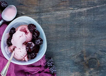 Glace crémeuse et facile à la mûre