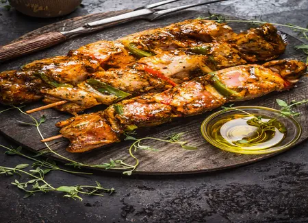 Brochettes de porc mariné