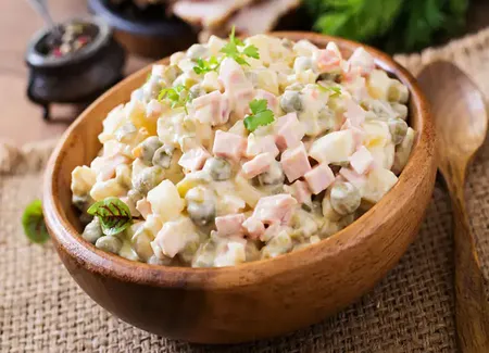 Salade tiède de pommes de terre au cervelas