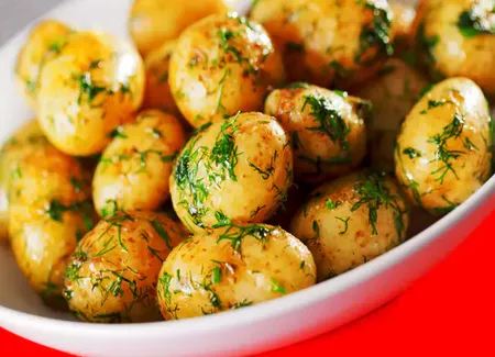 Pommes de terre rattes sautées à l'ail, laurier et thym