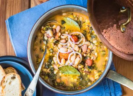 Ribollita / soupe de légumes toscane (italie)