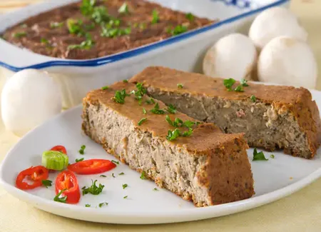 Gâteau de foies de volaille et quenelles sauce aurore