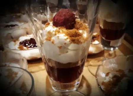 Petits verres mascarpone ricotta aux spéculoos et fruits rouges compotés