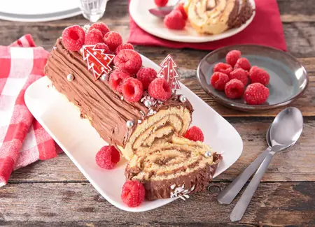 Bûche de noël au chocolat et gelée de framboise