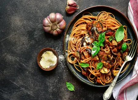 Pâtes aux aubergines, tomates et mozzarella