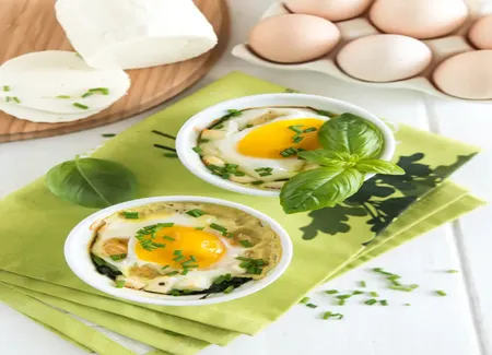 Oeufs cocotte au chèvre et aux lardons