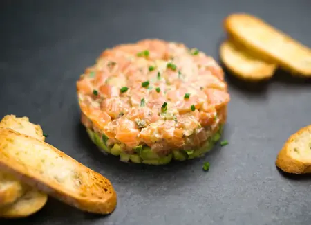 Tartare de saumon fumé à l'avocat et aux baies roses