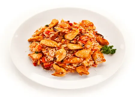Riz, poulet à la crème fraîche et à la tomate