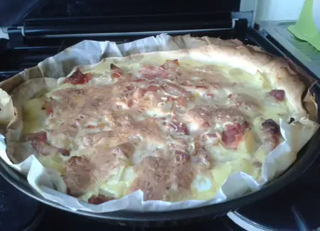 Quiche de pommes de terre, tomate et lardons