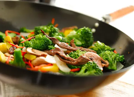Poêlée de brocolis, champignons, tomates