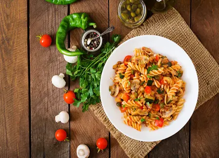 Pâtes sauce napolitaine aux champignons