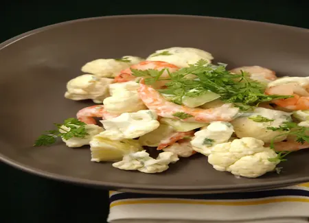 Salade de concombre, chou-fleur et crevettes à la roscoff