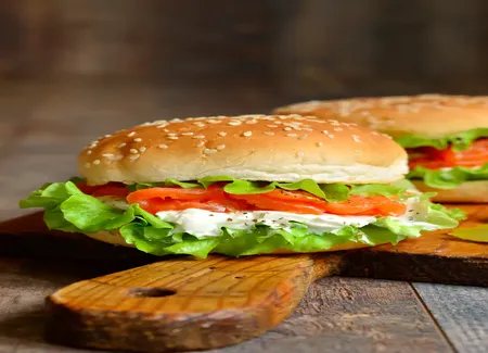 Burger au saumon fumé - crème de ciboulette