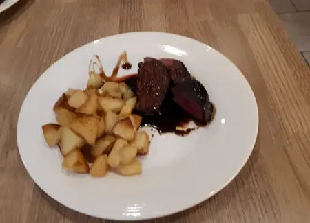 Magret de canard aux épices avec duo de pommes sautées