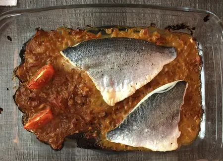 Filet de perche sauce tomate au vin blanc