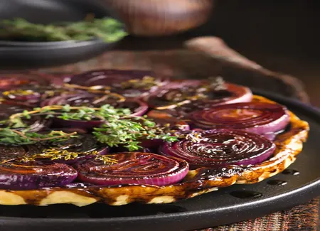 Tarte tatin aux oignons rouges
