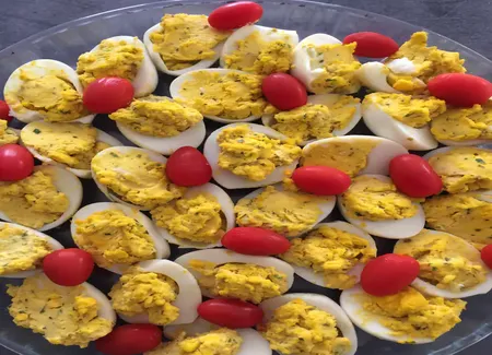 Oeufs farcis au four à l'ail et au persil