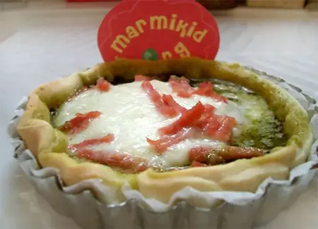 Pizza tomate, pesto et mozzarella
