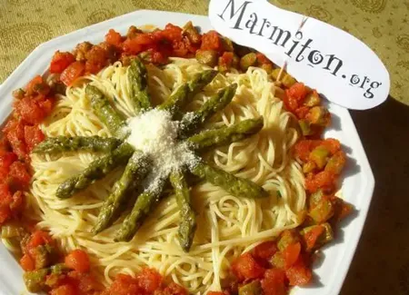 Spaghetti aux asperges et tomates