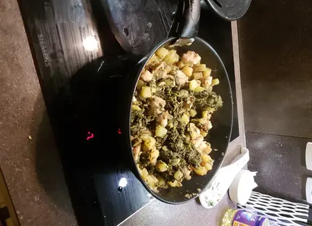 Wok de pommes de terre, poulet & épinards "à la coréenne"
